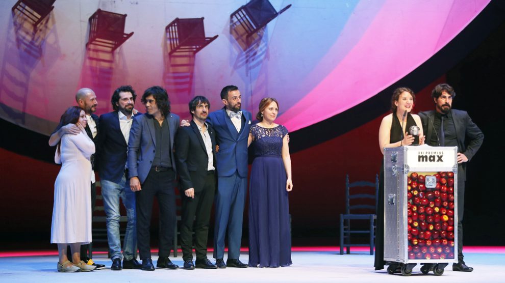 Integrantes de la compañía Kulunka Teatro tras recibir premio Max por ‘Solitudes’. (Foto: EFE)