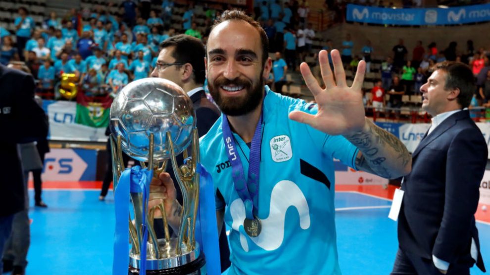Ricardinho celebra la Liga Nacional de Fútbol Sala. (EFE)