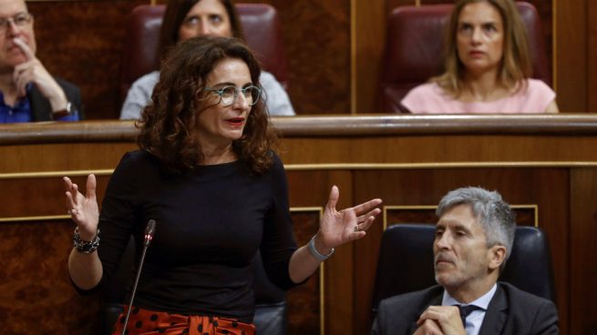 La ministra de Hacienda, María Jesús Montero, en sesión de control en el Congreso de los Diputados. (Foto: EFE/Emilio Naranjo)