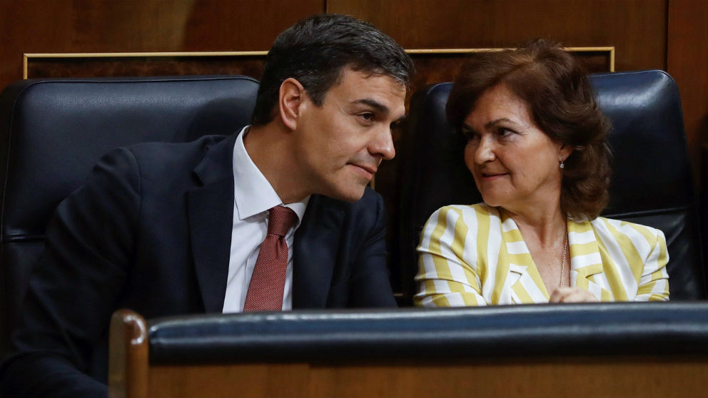 El presidente del Gobierno, Pedro Sánchez, y la vicepresidenta y ministra de Igualdad, Carmen Calvo. (Foto: EFE)