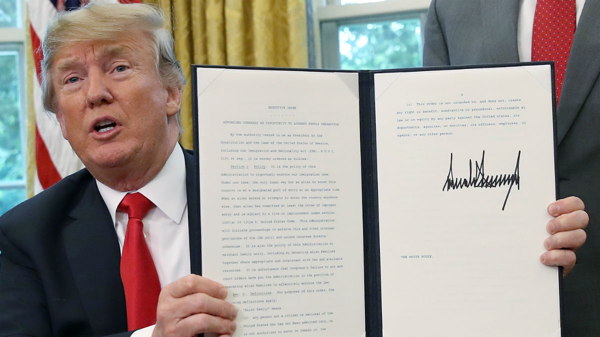 Donald Trump firma el decreto que pone fin a la separación en la frontera. (Foto: AFP)