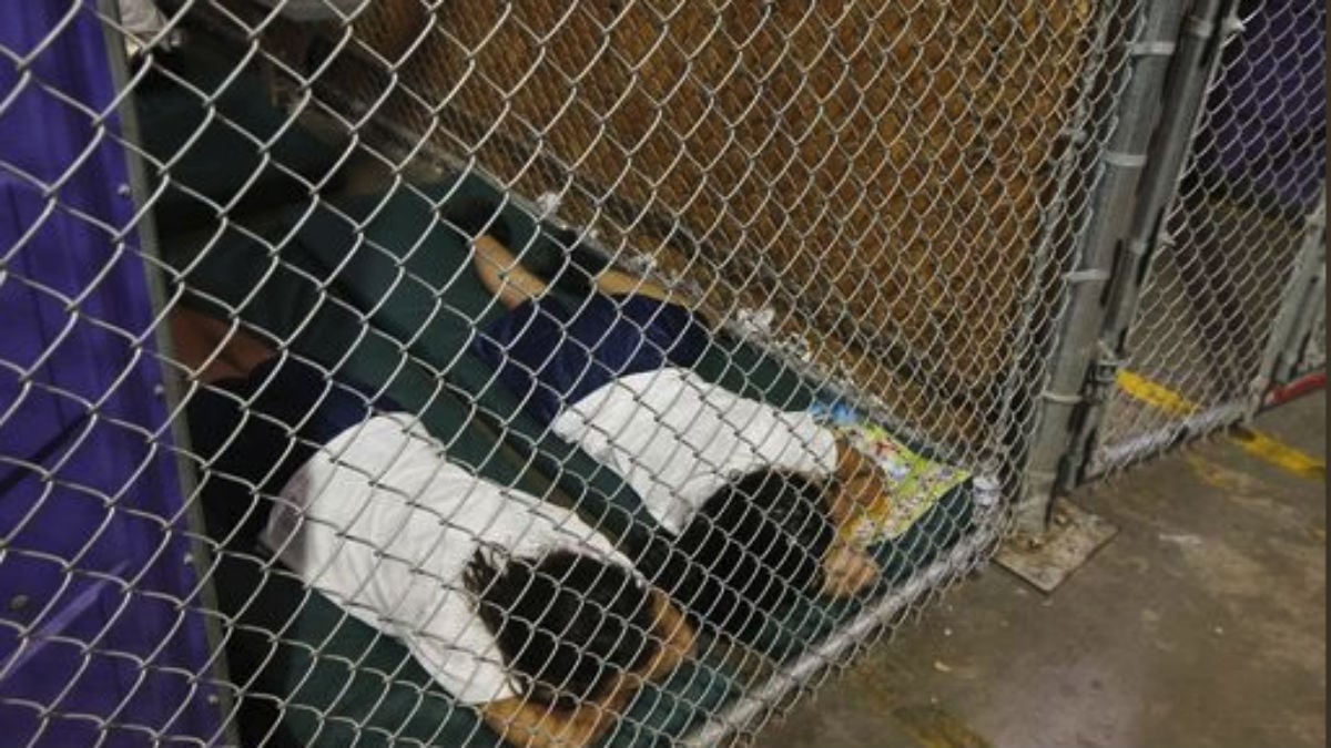 La fotografía de los niños en una jaula es de 2014 (RRSS).
