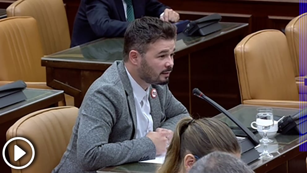 Gabriel Rufián preguntando a María Dolores de Cospedal durante la comisión de investigación sobre la financiación ilegal del PP en el Congreso de los Diputados.