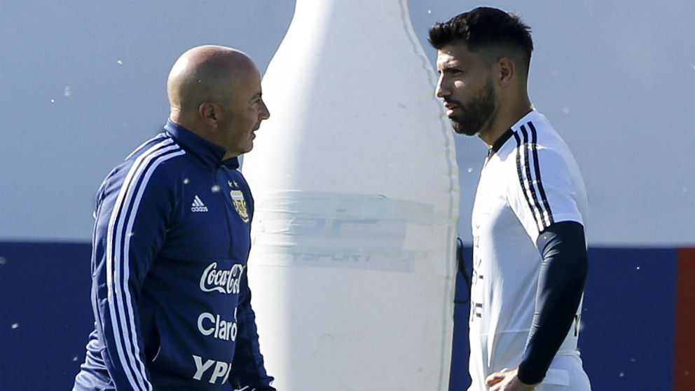 Jorge Sampaoli y el Kun Agüero durante un entrenamiento con la selección argentina. (Getty)