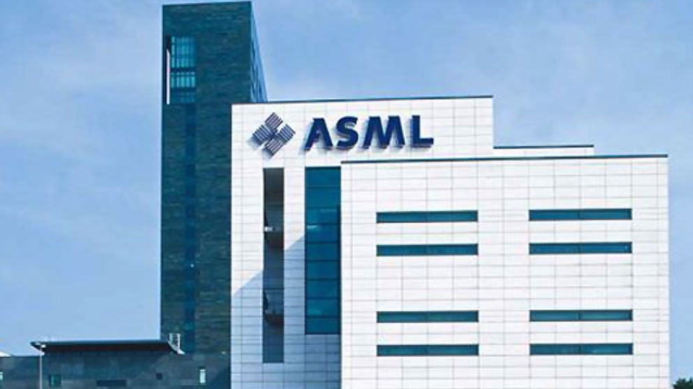 ASML dispara un 22% sus beneficios y refuerza el mayor cuello de botella tecnológico del mundo