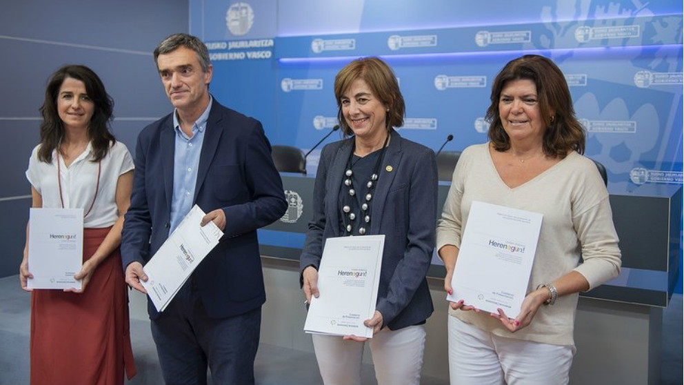 La consejera de Educación del Gobierno vasco, Cristina Uriarte (segunda por la izquierda), con el resto del equipo del programa ‘Herenegun’ sobre ETA en las clases de Historia. (EP)