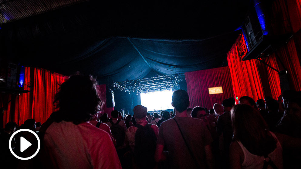 El escenario Sónar Hall con su característico rojo. Foto: Patricia Nieto