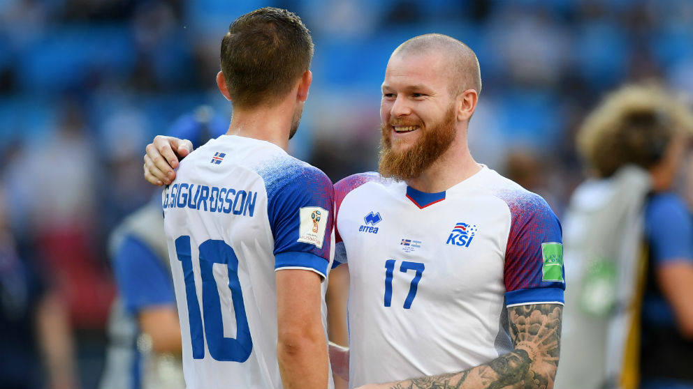 Dos jugadores de Islandia se abrazan durante el choque frente a Argentina. (Getty)