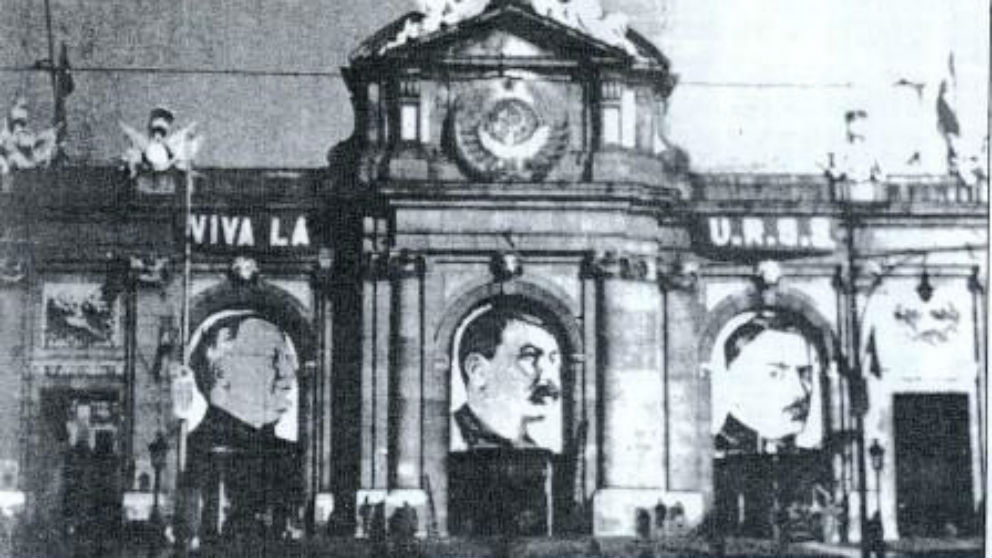 La puerta de Alcalá de Madrid con el retrato de Stalin durante la II República | Última hora Pedro Sánchez