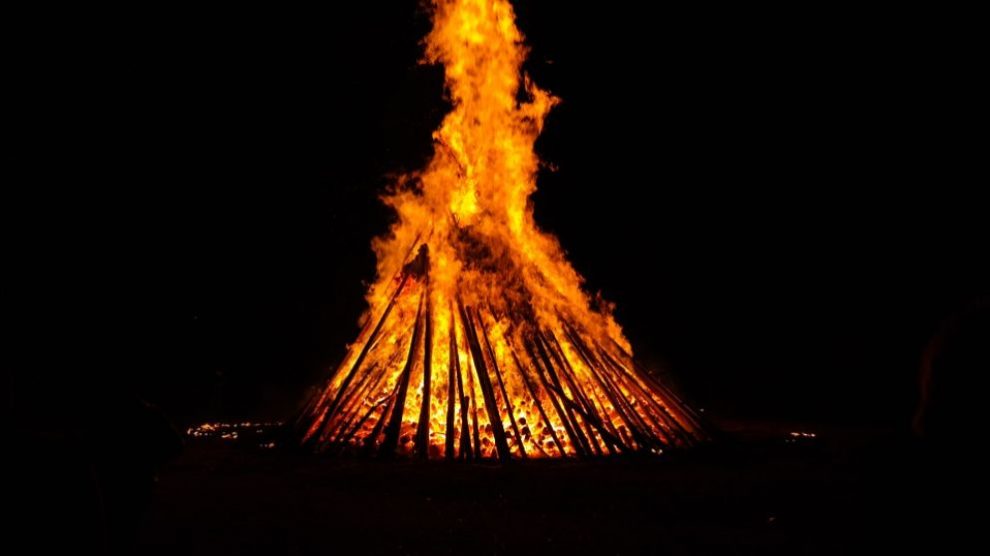 Todos los pasos para hacer una hoguera para la Noche de San Juan