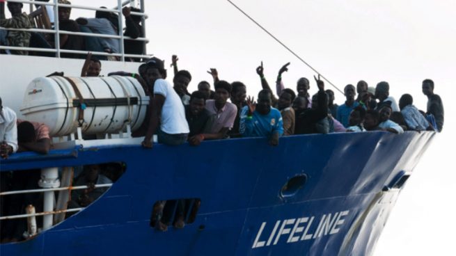 El 'Lifel Boat' rechazado por Italia y Malta con sus 224 pasajeros a bordo