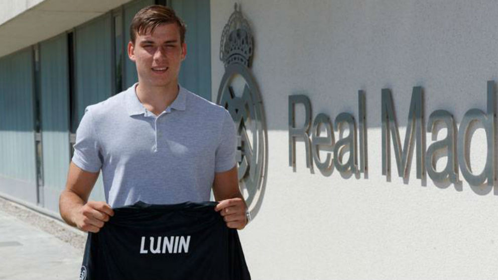 Andriy Lunin ya posa con la camiseta del Real Madrid. (realmadrid.com)