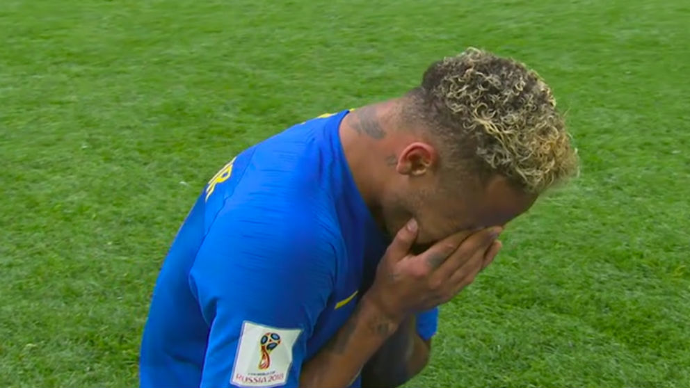 Neymar rompe a llorar tras el partido.