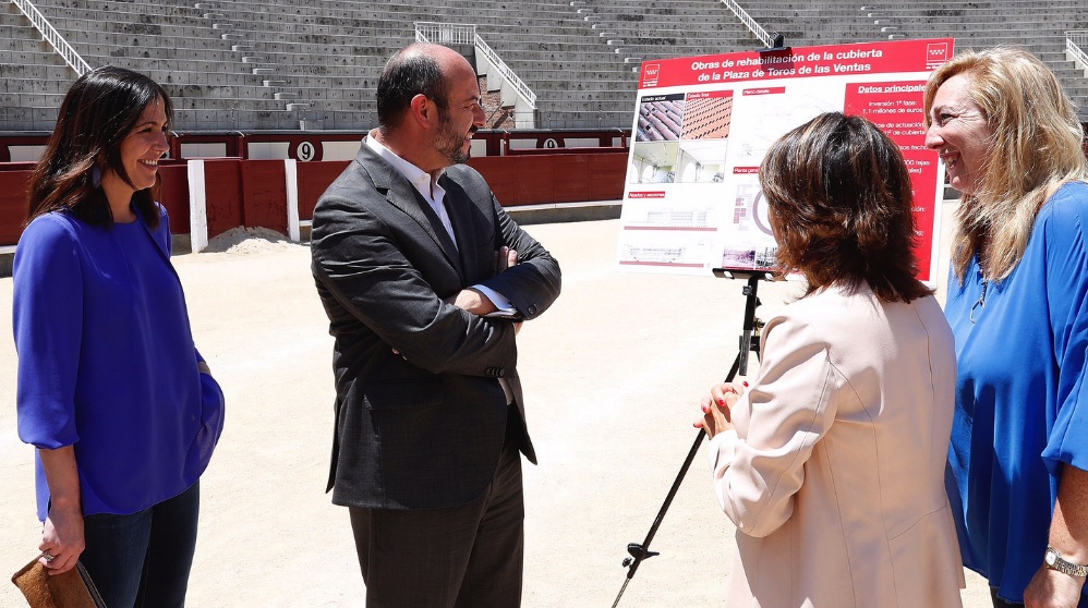 Pedro Rollán visitando las obras de Las Ventas. (Foto. CAM)