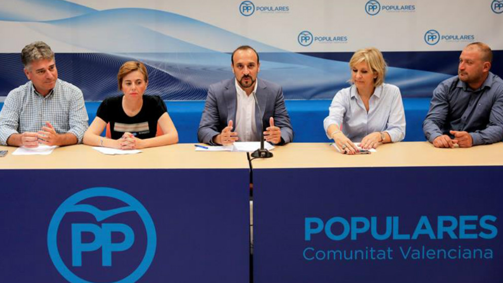 El candidato a la Presidencia del PP Elio Cabanes (c) comparece junto a su equipo en rueda de prensa en la sede regional del PPCV. Foto: EFE