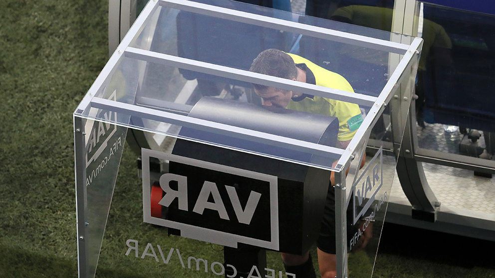 Un árbitro recurre al VAR durante el Mundial 2018. (Getty)