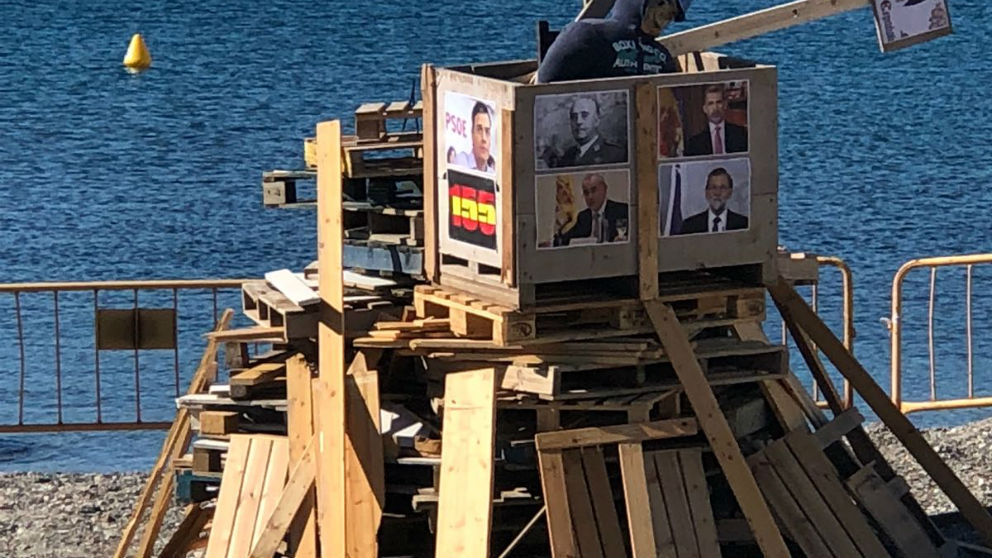 Plantan en una playa de Cadaqués una hoguera con fotos del Rey, el juez Pablo Llarena, Rajoy y Pedro Sánchez.
