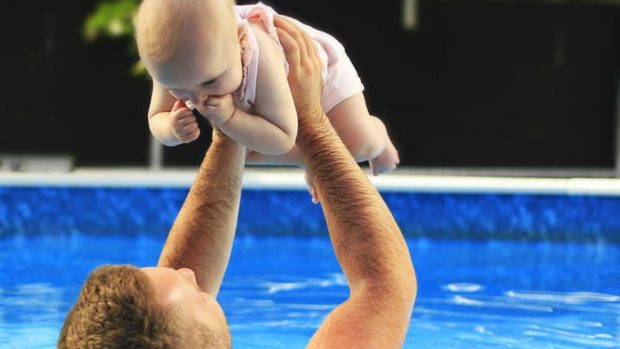 Cuándo bañar por primera vez al bebé en la piscina