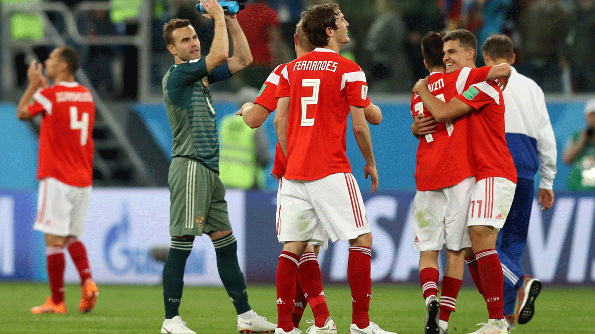 La-selección-de-Rusia-agradece-el-apoyo-a-la-grada-tras-una-nueva-victoria-en-el-Mundial-(Getty)
