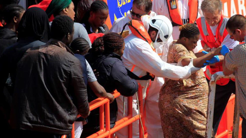 Efectivos de Salvamento Marítimo han rescatado esta mañana a un total de 289 inmigrantes cuando intentaban alcanzar las costas españolas a bordo de dieciséis pateras en aguas del Estrecho de Gibraltar y del mar de Alborán. En la imagen, una mujer embarazada en ayudada a desembarcar a su llegada al puerto de Tarifa. Foto: EFE