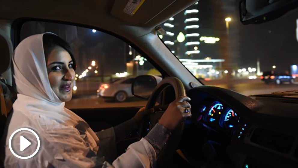 Una mujer conduce en Arabia Saudí. (Foto: AFP)