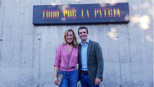 Pablo Casado y la presidenta del PP navarro, Ana Beltrán, delante del cuartel de la Guardia Civil en Alsasua. (Foto: Equipo Pablo Casado)