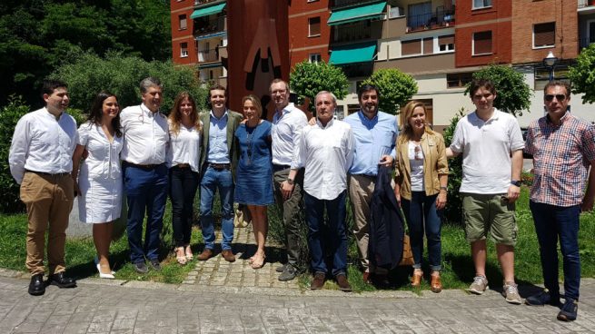 Pablo Casado junto a miembros de su candidatura y dirigentes del PP vasco este domingo en Ermua.