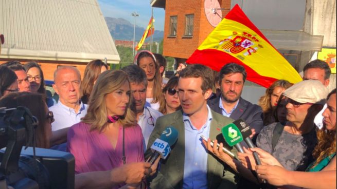 Pablo Casado, delante del cuartel de la Guardia Civil en Alsasua. Foto: @ConPabloCasado