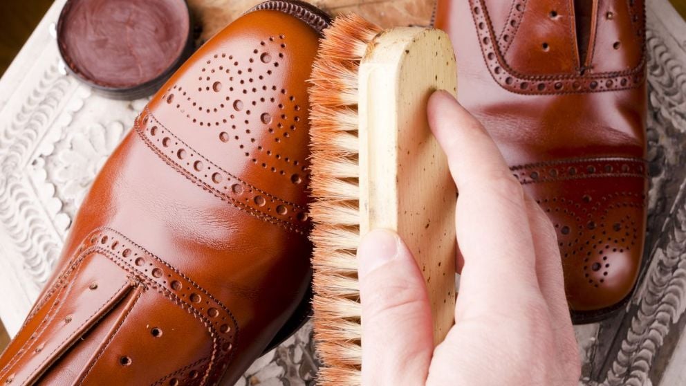 limpiar zapatos piel de manera paso a
