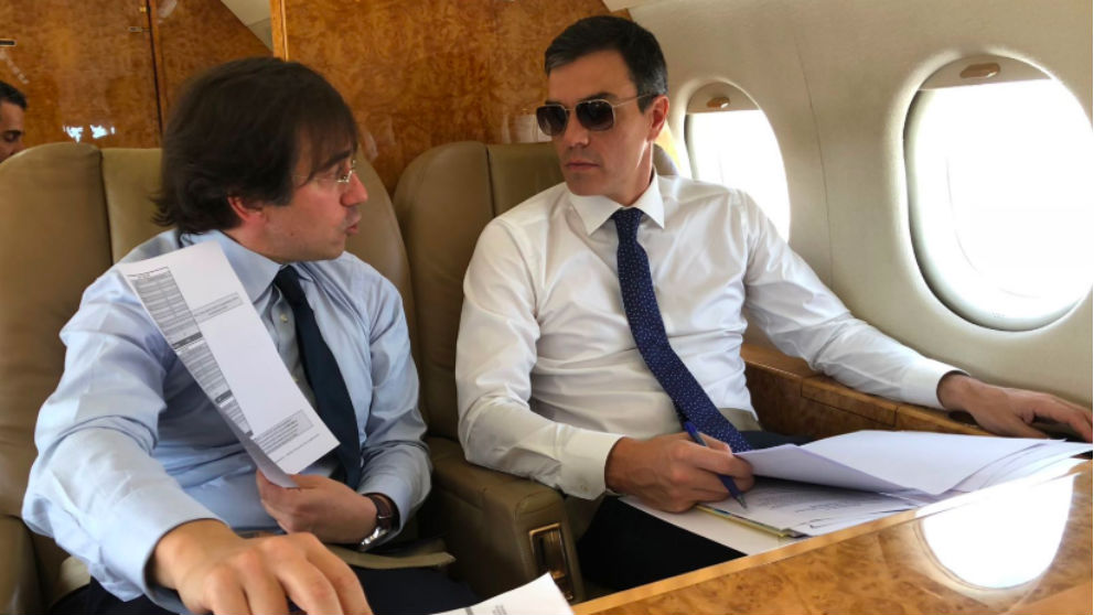 Pedro Sánchez y su secretario general de Asuntos Internacionales, José Manuel Albares, volando en una aeronave del Ejército a la minicumbre de Bruselas. (Foto: Moncloa)