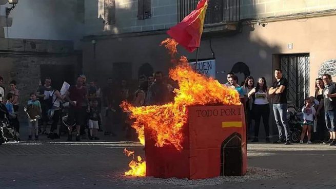 Quema de una 'casa-cuartel' en el centro de Alsasua (Navarra)