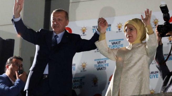 Recep Tayyip Erdogan y su mujer Emine Erdogan tras conocer la victoria de su candidatura en las elecciones de Turquía. Foto: AFP