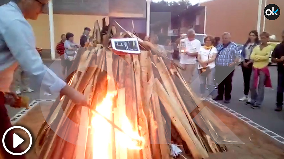 Un alcalde de la Ejecutiva del PSC, Sergi Vilamala, quemando una foto del Rey Felipe VI.