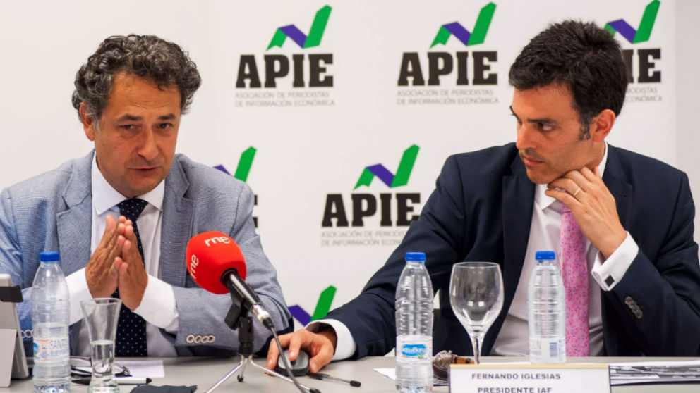 De izquierda a derecha, Julio Lesmes, vocal y portavoz de IAF, Fernando Iglesias, presidente, durante la jornada sobre investigación aduanera y fiscal organizada por la APIE.