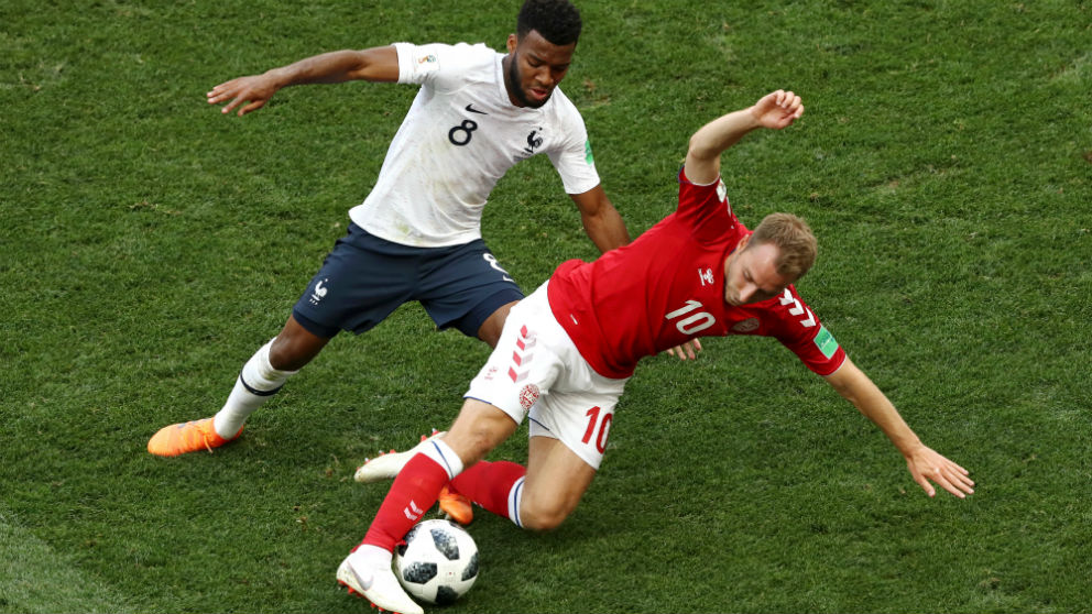 Lemar y Eriksen disputan un balón en el Dinamarca – Francia. (Getty) | Mundial 2018: Dinamarca – Francia | Mundial de Rusia en directo.