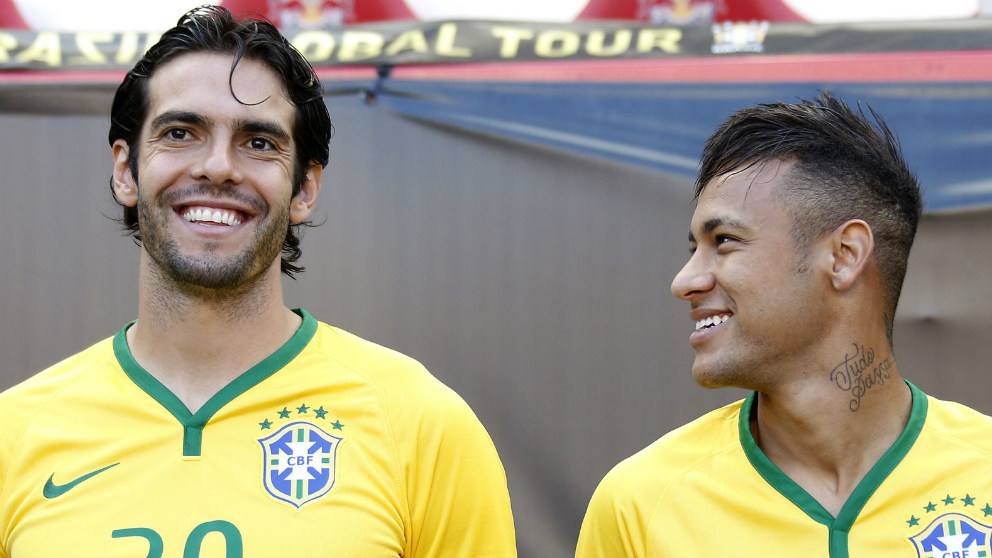 Kaká posa junto a Neymar en una convocatoria de la selección de Brasil.