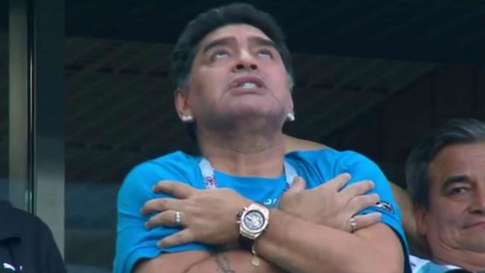 Diego Armando Maradona celebrando el gol de Leo Messi en el Nigeria – Argentina del Mundial 2018.