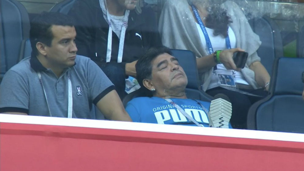 Diego Armando Maradona se quedó dormido durante el Nigeria – Argentina.