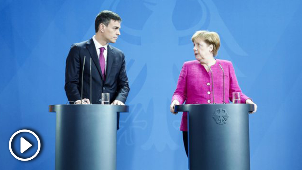 Pedro Sánchez y Angela Merkel. (Foto: AFP)