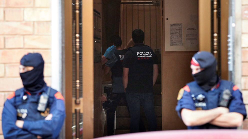 Agentes de los Mossos d’Esquadra en una operación. (Foto: EFE)