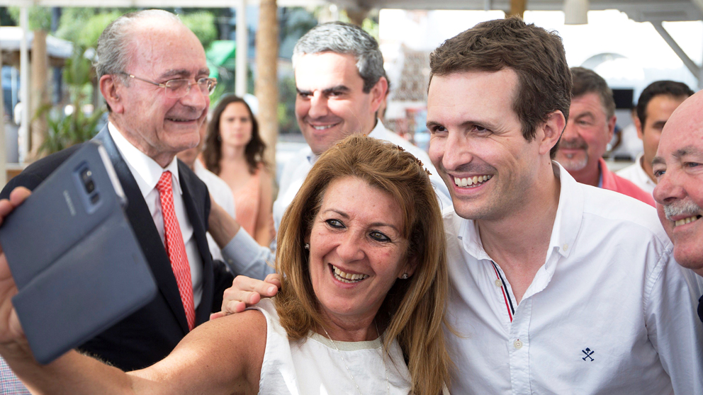 Una simpatizante del PP se hace un selfie con Pablo Casado. (Foto: EFE)