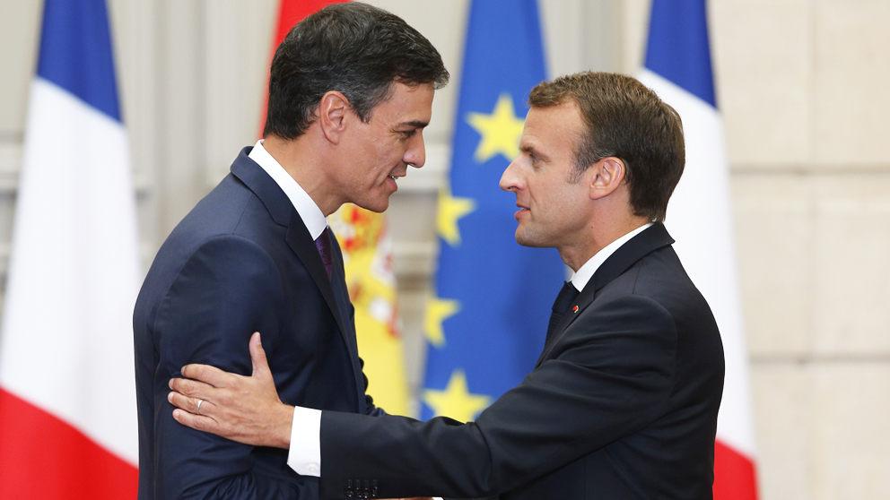 Pedro Sánchez y Emmanuel Macron. (Foto: AFP)
