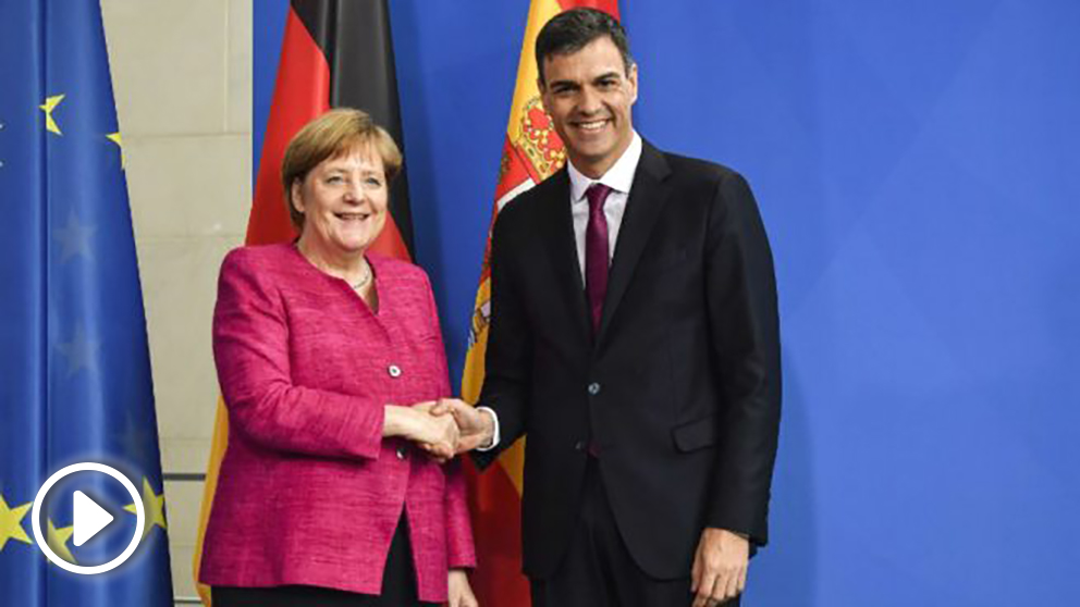 El presidente del Gobierno, Pedro Sánchez, junto a la canciller alemana Angela Merkel