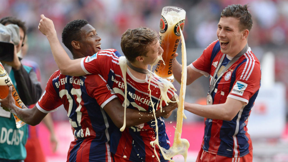 Los jugadores del Bayern de Múnich celebran con cerveza un título de Liga.