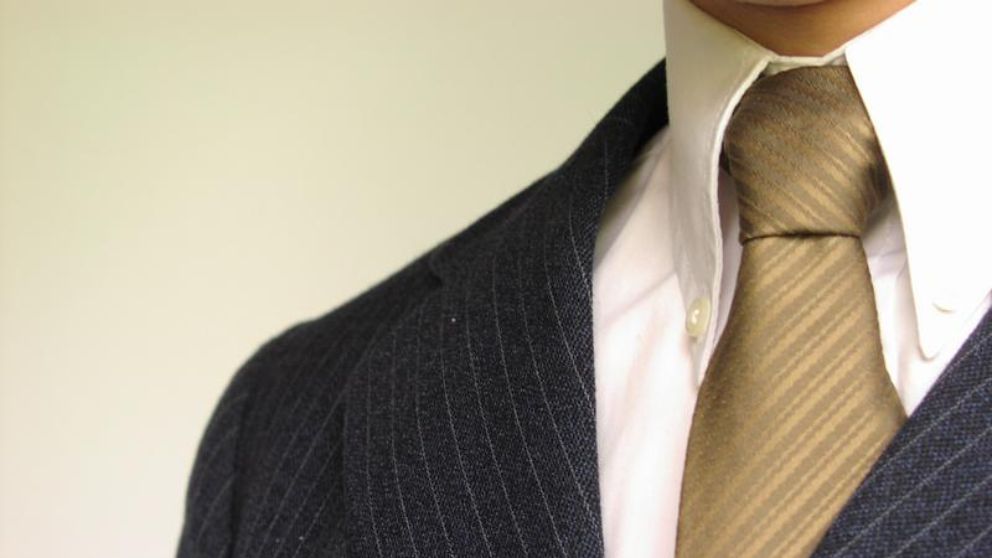 Guía de pasos para combinar corbata, camisa y traje de manera correcta
