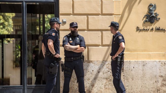 Agentes de Policía en la Diputación de Valencia durante la 'Operación Alquería' (Foto: Efe).