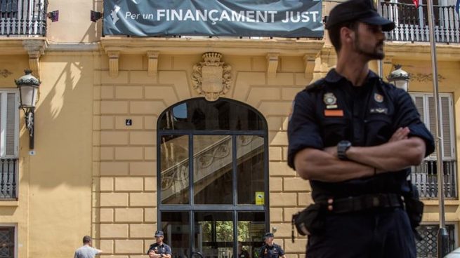 Agentes de Policía en la Diputación de Valencia durante la 'Operación Alquería' (Foto: Efe).