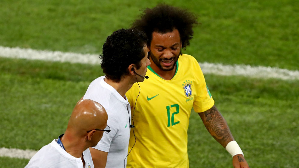 Marcelo se marchó lesionado del partido contra Serbia. (Getty) | Serbia – Brasil | Mundial 2018