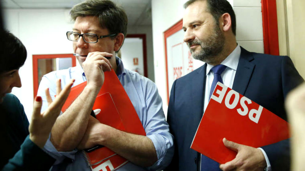 El nuevo director de Análisis y Estudios de La Moncloa, Francisco Salazar, junto al ministro de Fomento, José Luis Ábalos.