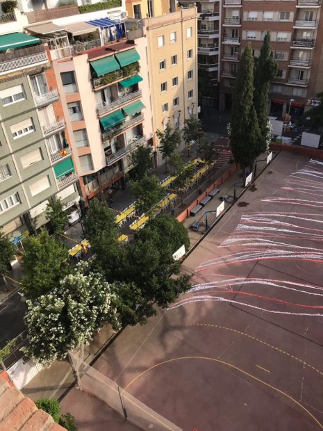 Vecinos de un barrio de Barcelona boicotean una cena a favor de Puigdemont poniendo el himno de España